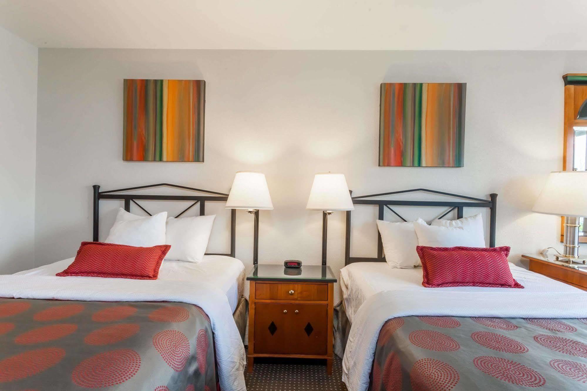 Ramada By Wyndham Rock Hill At Sullivan Center Екстер'єр фото