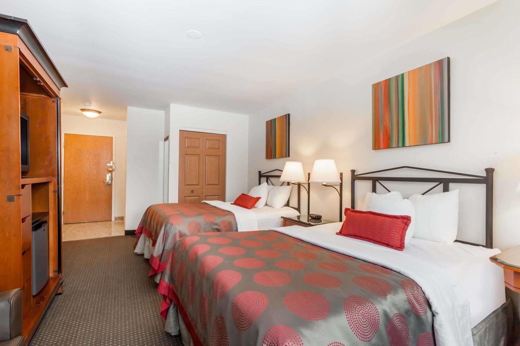 Ramada By Wyndham Rock Hill At Sullivan Center Екстер'єр фото