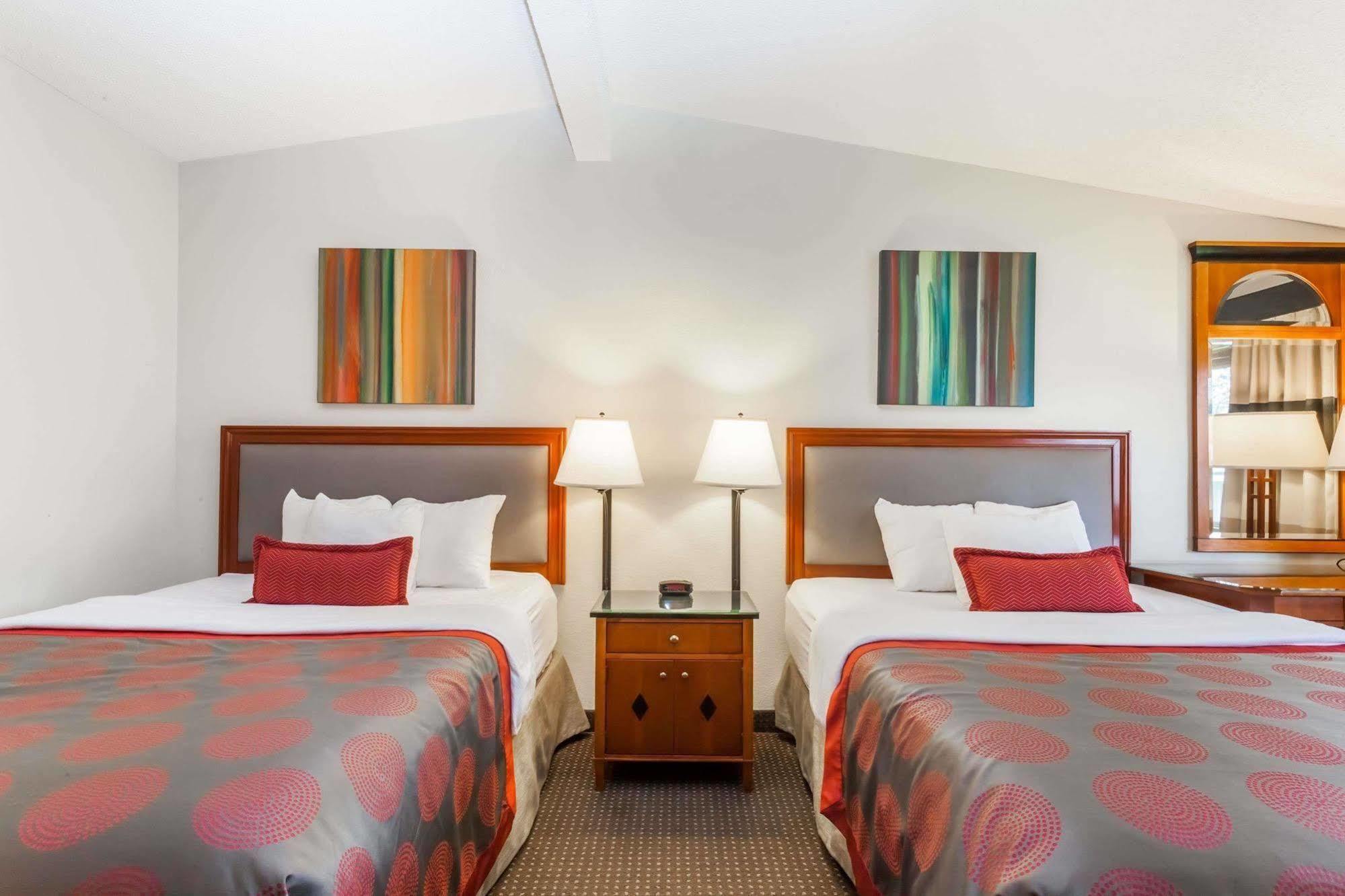 Ramada By Wyndham Rock Hill At Sullivan Center Екстер'єр фото
