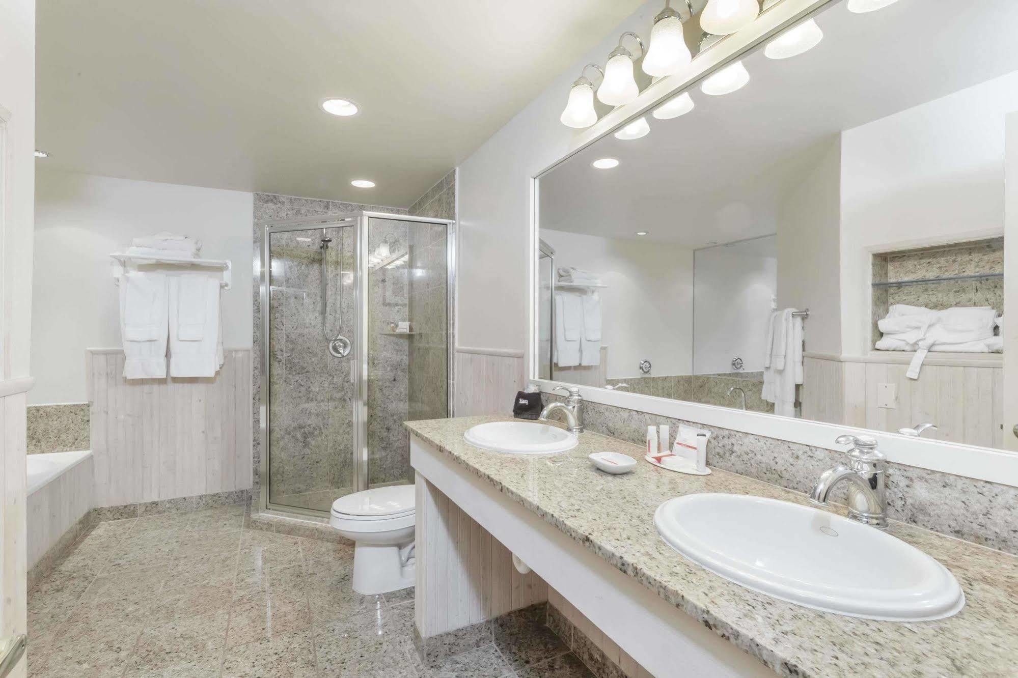 Ramada By Wyndham Rock Hill At Sullivan Center Екстер'єр фото