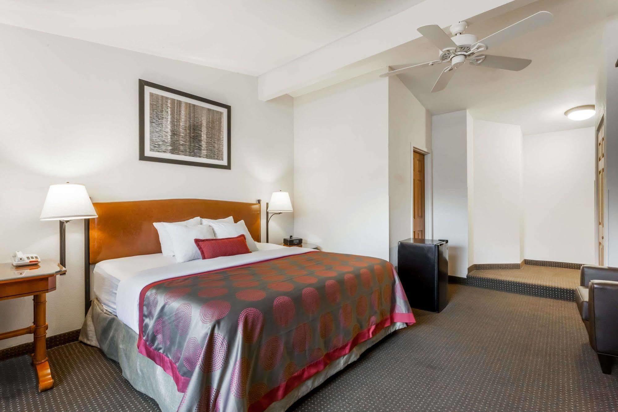 Ramada By Wyndham Rock Hill At Sullivan Center Екстер'єр фото