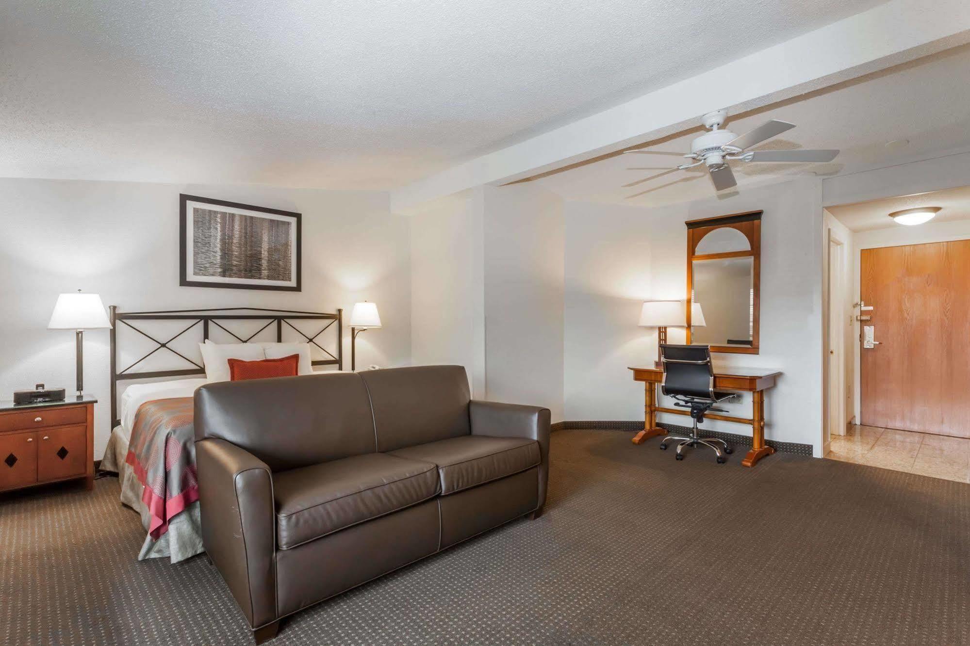 Ramada By Wyndham Rock Hill At Sullivan Center Екстер'єр фото