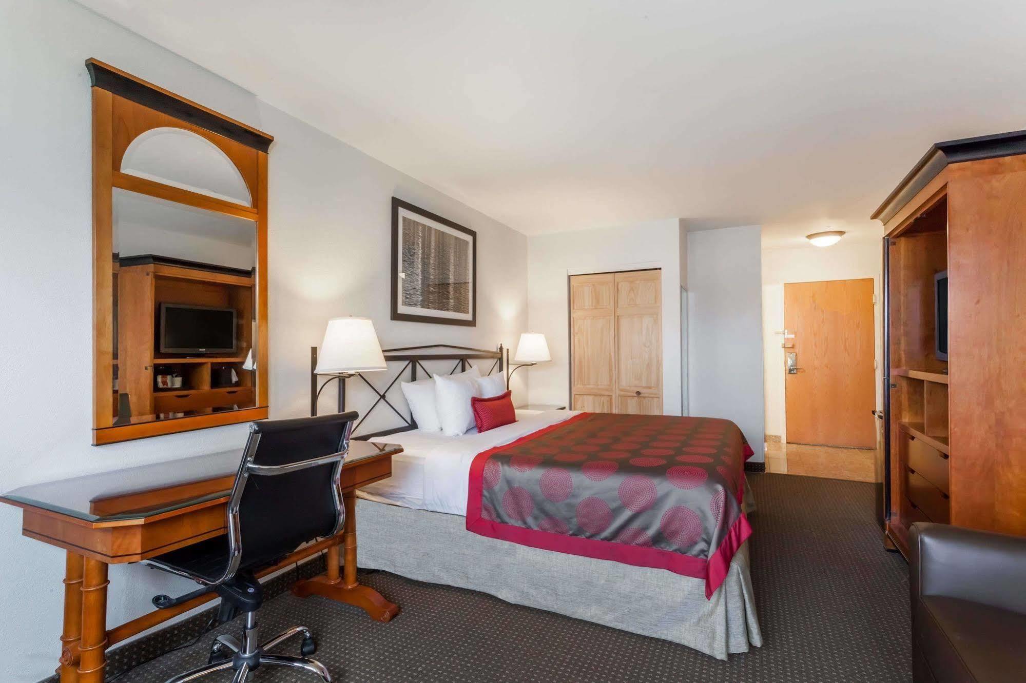 Ramada By Wyndham Rock Hill At Sullivan Center Екстер'єр фото